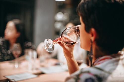 Tag med virksomheden på vinbar i København